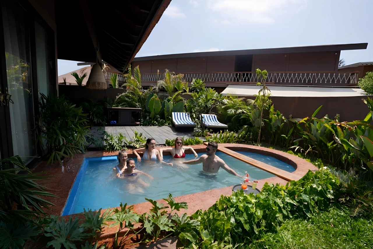 Pool resort in Morjim - Red Thread