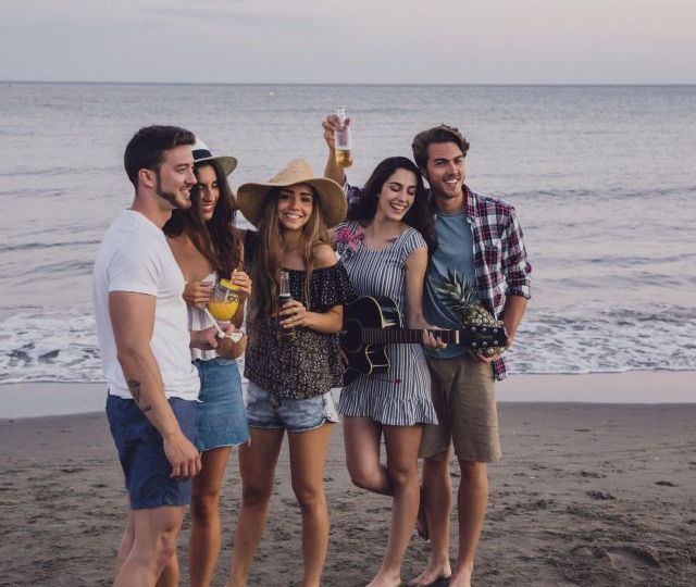 friends-posing-photo-beach-min-min