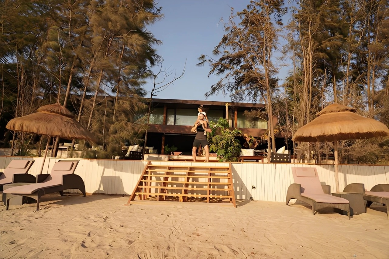 Beachfront hotel in Morjim - Red Thread