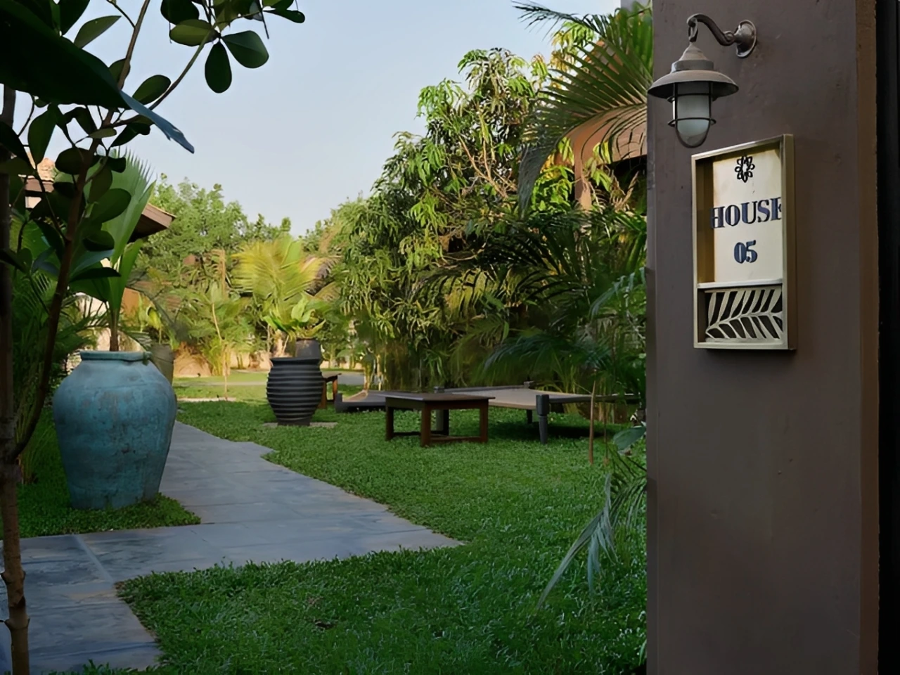 pool resort in Morjim - Red Thread (1)